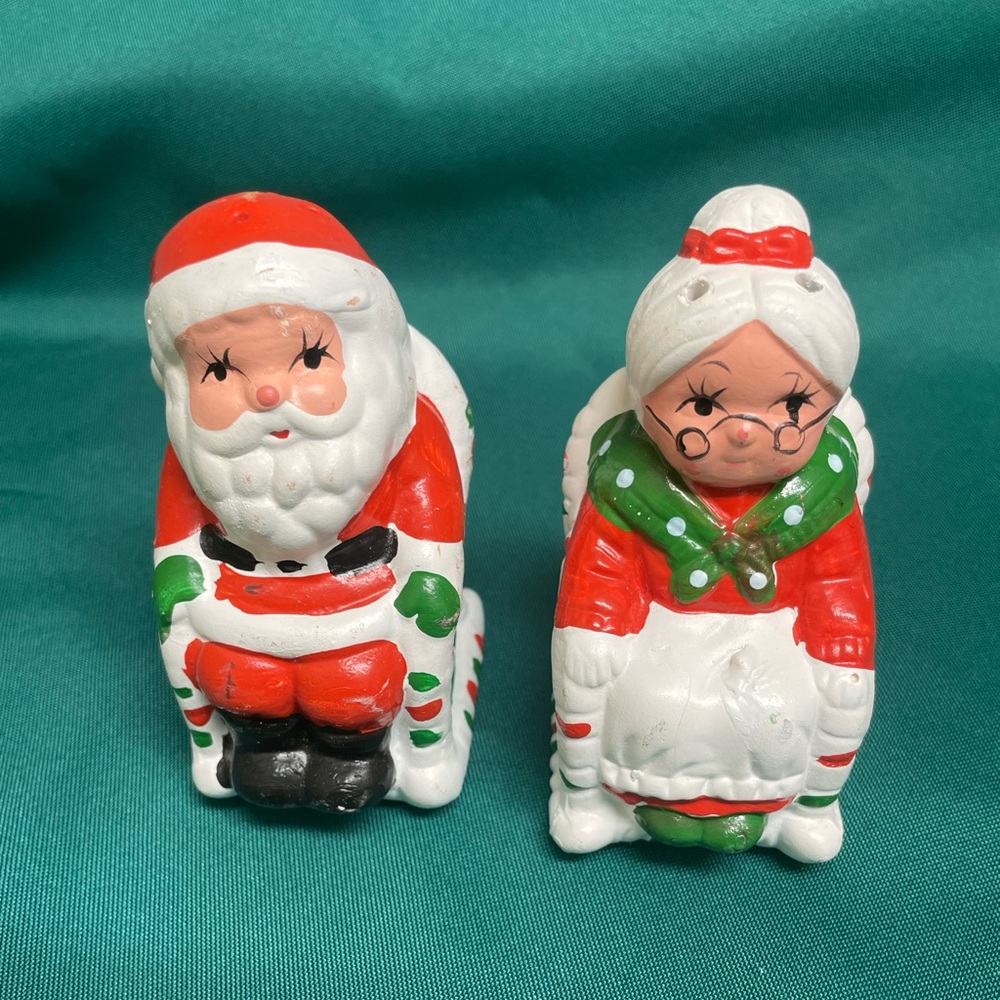 🎄Vintage Santa and Mrs. Claus Salt and Pepper Shaker in Red and Green